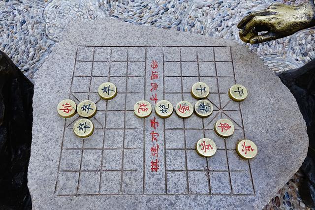 关于下象棋的作文题目（《一场激烈的象棋比赛》）