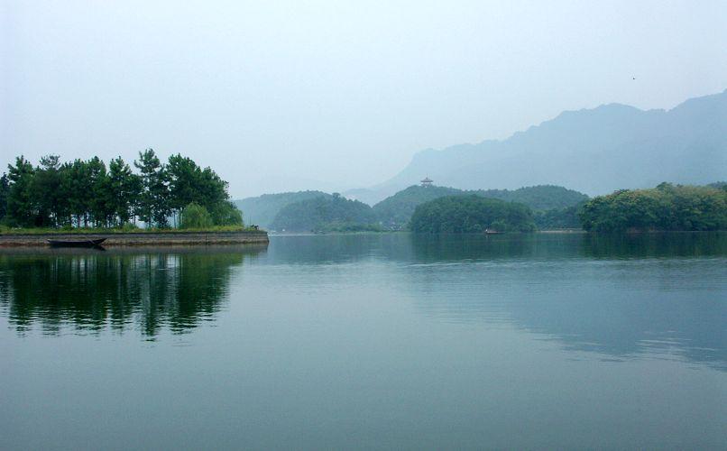 有关以水为话题的作文（《水的奇妙之旅——在流淌中探寻人生意义》）