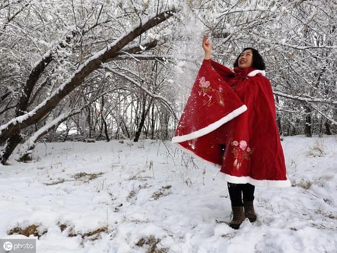 有关冬天下雪天的温暖心情说说的短句（白雪纷飞暖人心）