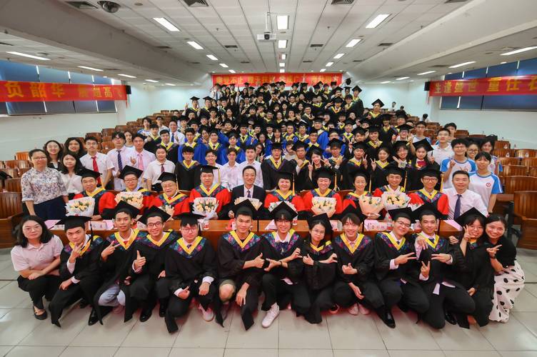 优秀大学毕业生寄语200字（蜕变飞翔，2023送给大学优秀毕业生的寄语）