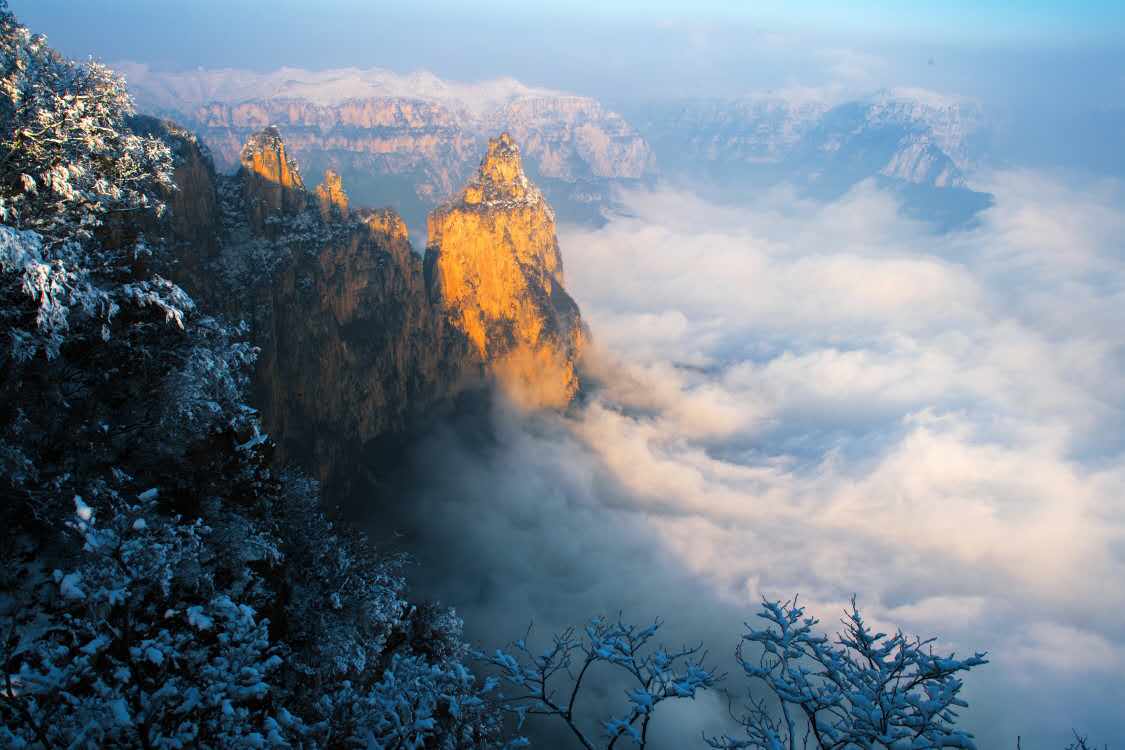 关于雪晴的十五首诗词（日映满窗松竹影，雪消并舍鸟乌声）