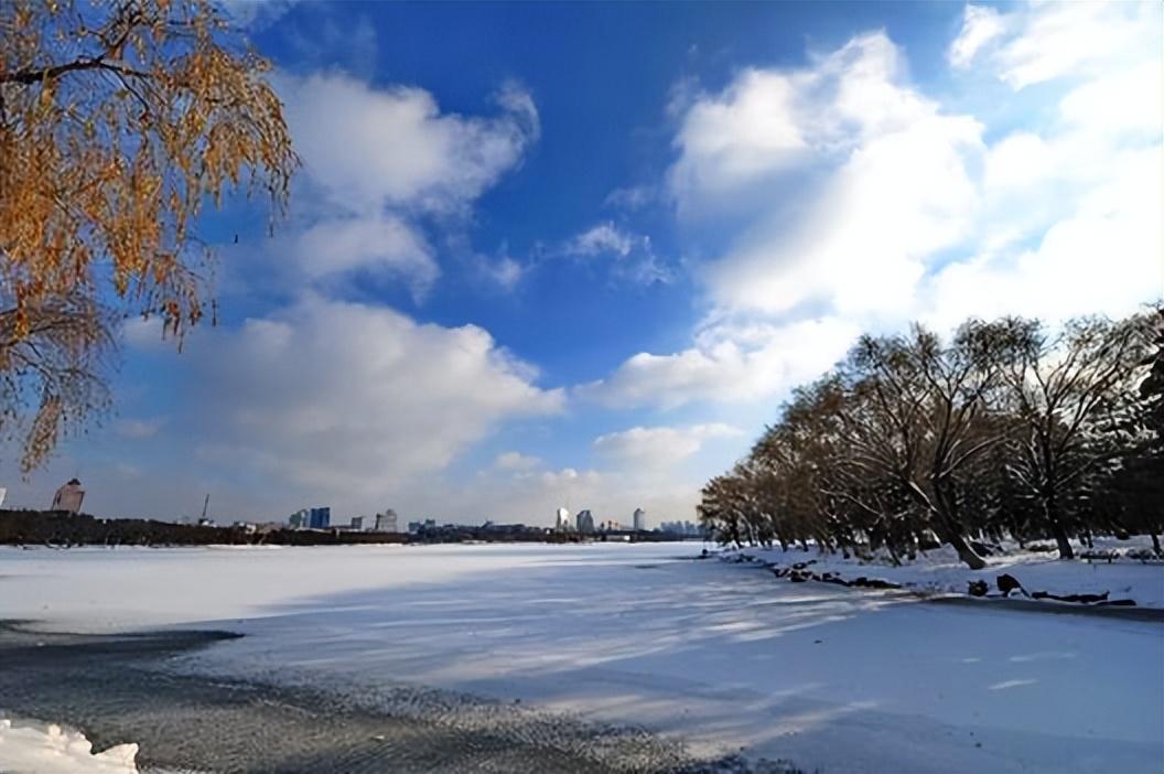 关于雪晴的十五首诗词（日映满窗松竹影，雪消并舍鸟乌声）