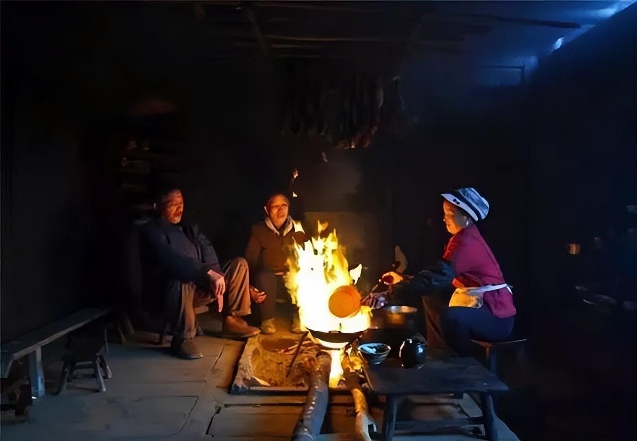 有关地炉的十五首温暖诗词（地炉茶鼎烹活火，一清足称读书者）