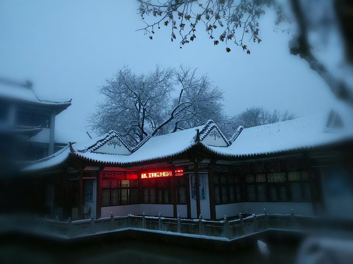 关于暮雪的十五首古诗词（雪花如席压炊烟，万籁无声薄暮天）