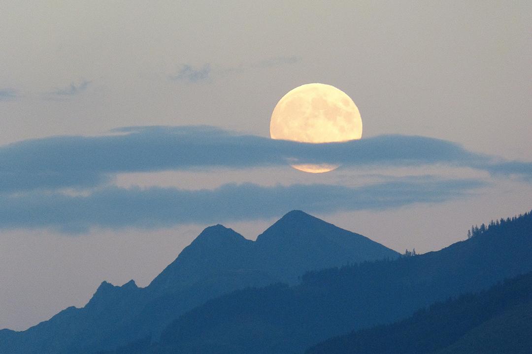 羽衣常带烟霞色，不惹人间桃李花（10首道教神仙诗词经典）