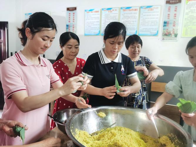 有关端午节包粽子的作文500字（《端午节包粽子的故事——记忆中的家乡味道》）