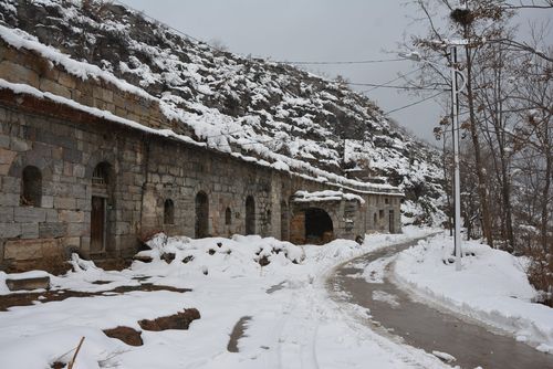 以洁白无瑕的冬天为话题的作文600字（《雪中传奇》）