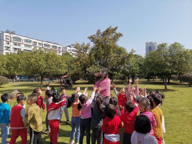 童年五彩缤纷作文怎么写（《童年是五彩缤纷的》）