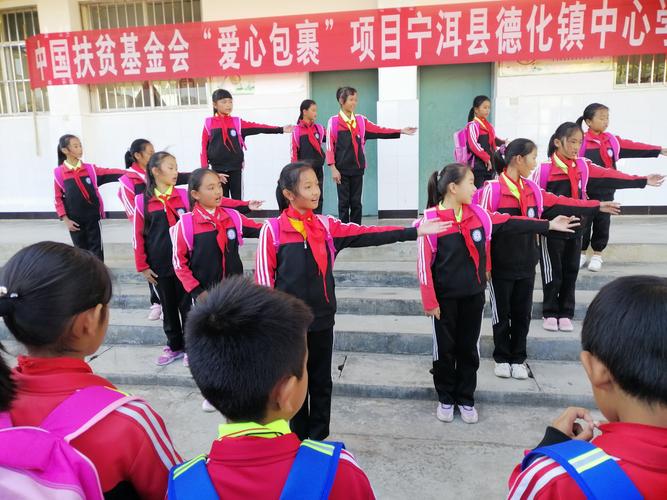 关于感恩社会爱心人士的作文（《一个小女孩和她的保姆》）