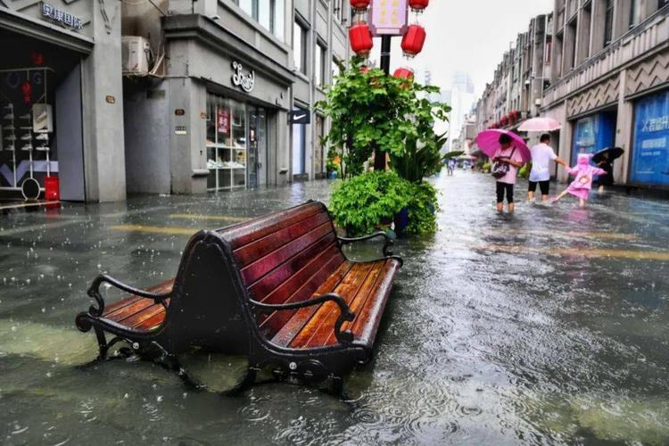 台风来了的朋友圈文案（风雨中的美丽）