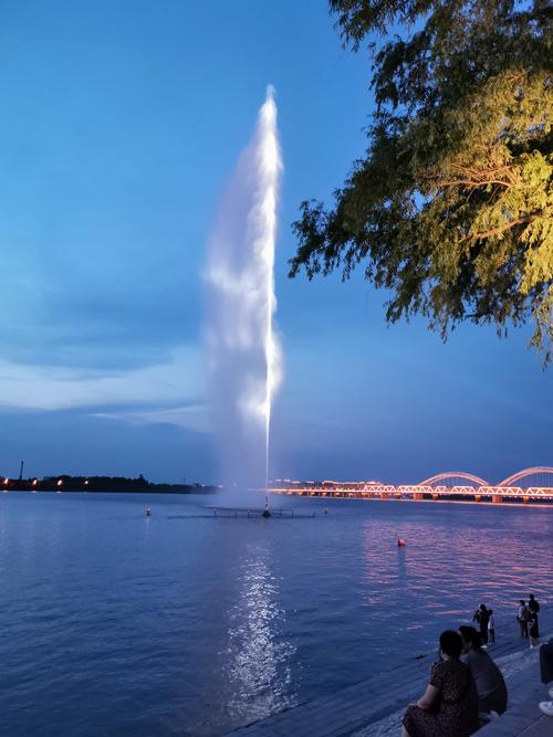 有关形容夜晚的风景朋友圈好句最新的句子（夜色幽静，美景绝美）