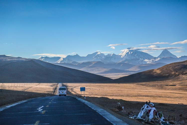 以路上的风景为题写一篇议论文（《路上风景》）