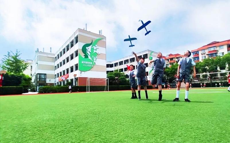 有关美丽的学校的作文题目（《校园风光无限好，学子情谊更难忘》）