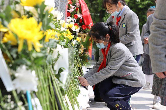 关于清明节给烈士扫墓的作文（《一场向烈士致敬的清明祭》）