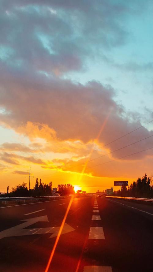 有关形容夕阳很美的唯美句子的短句有哪些（余晖绚烂，天地万物皆倾慕）