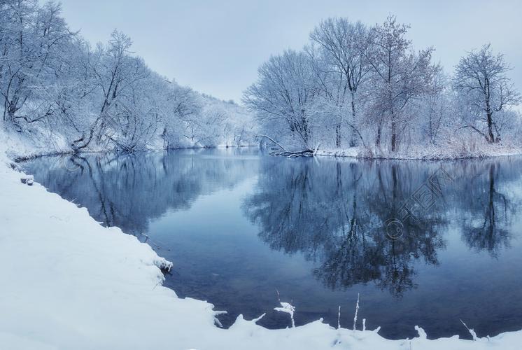 适合形容冬天雪景的诗句（《冬日银装，雪花飘洒》——唯美雪景诗句）