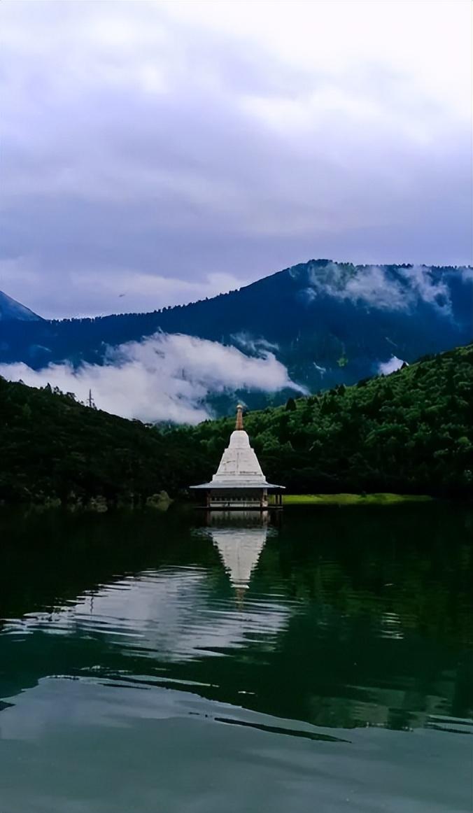 林木葱浓四时异，雪峰耸立雾轻浮（游巴松措诗词十二首）