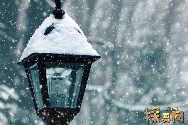 有关形容冬天下雪的优美句子的好句有哪些（冬日雪幕下的唯美短句）