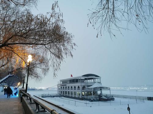 关于写冬天景色的诗句（冬日风光：雪花纷飞，白雪皑皑，冰封万物。）