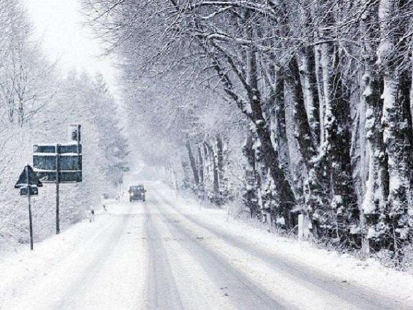 有关入冬第一场雪怎么发朋友圈说说的好句摘抄（入冬初雪）