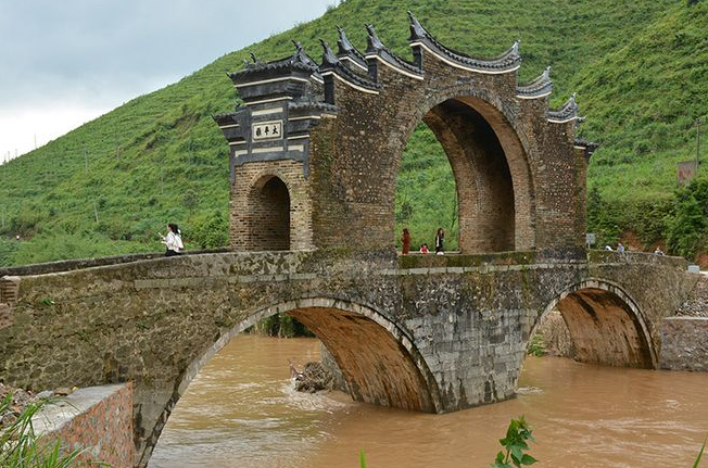 有关桥的十五首诗词（看小桥流水，烟柳画桥）