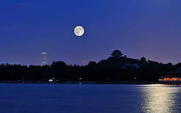 月夜经典诗词鉴赏（八首月夜唯美诗词）