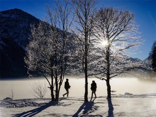 有关描写冬天下雪唯美句子说说的短句英语（感受雪花带来的美好）