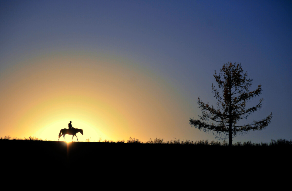 描写夕阳经典诗词（有关夕阳的诗句著名）