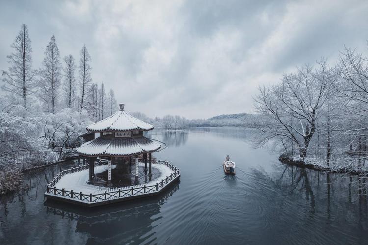 描写冬天景色的古诗词名句有哪些（优美冬景：雪域飞舞的诗意世界）