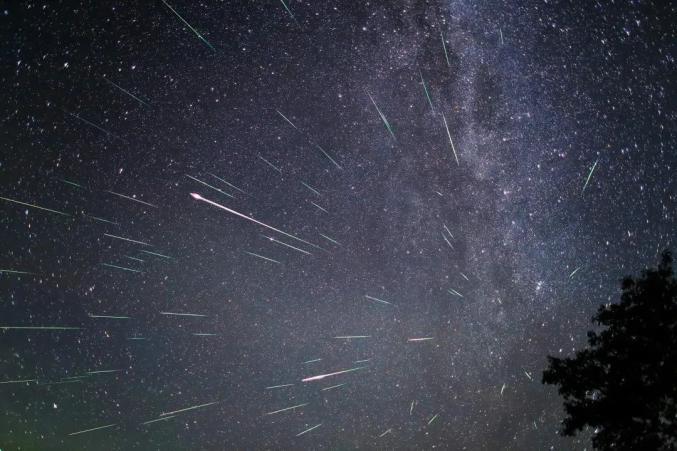 流星雨短句发朋友圈最精彩好句有哪些？如何挑选适合发朋友圈的流星雨短句？